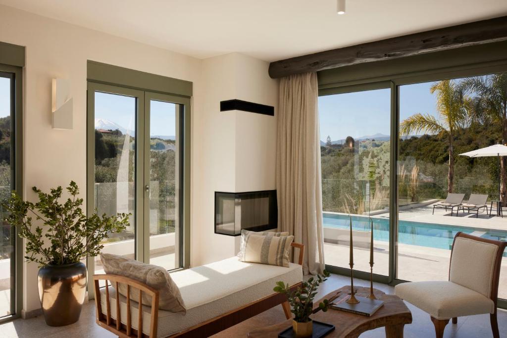 Bazén v ubytování Arbora Olea Luxury Resort nebo v jeho okolí