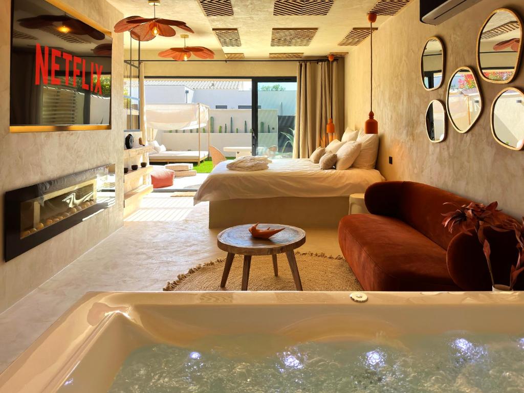 un salon avec une baignoire et une chambre dans l'établissement Love in L'Isle/Sorgue L'Aurore, à LʼIsle-sur-la-Sorgue