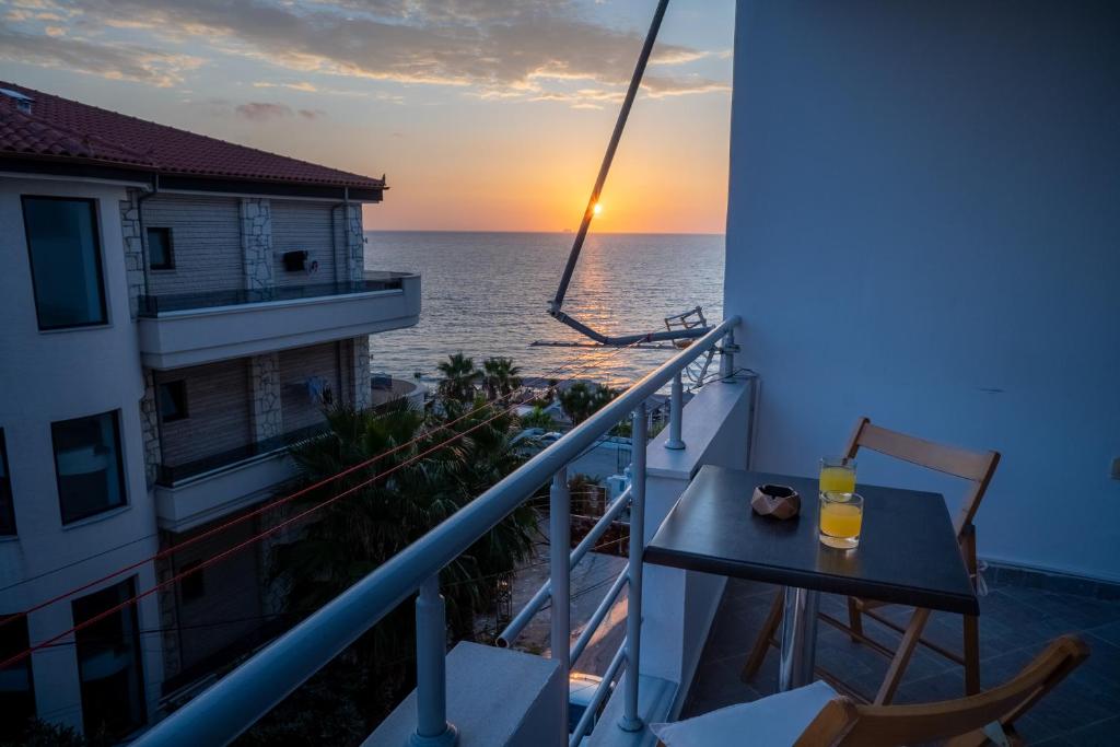 balcón con mesa y vistas al océano en Sea Gulf Apartments 2, en Gjashtë