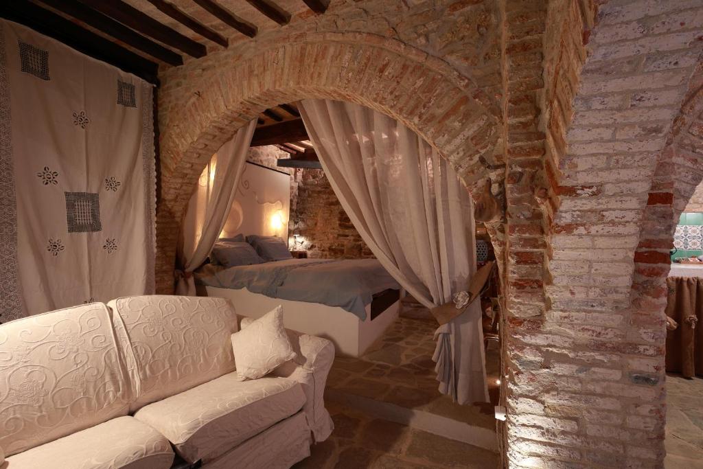 A bed or beds in a room at La Casina Del Lillotatini
