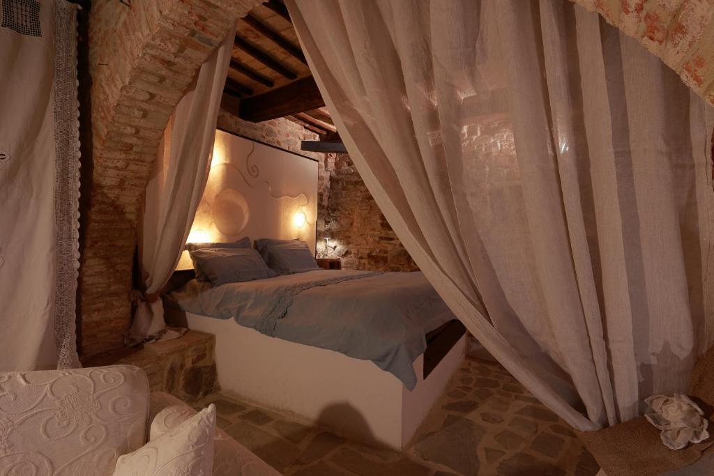 A bed or beds in a room at La Casina Del Lillotatini