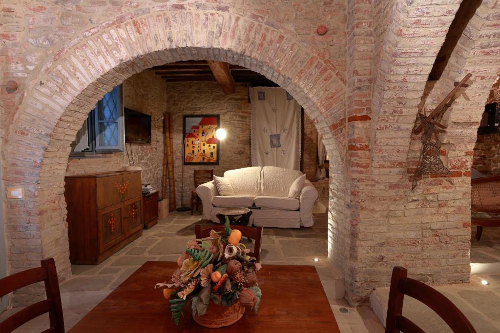 A seating area at La Casina Del Lillotatini