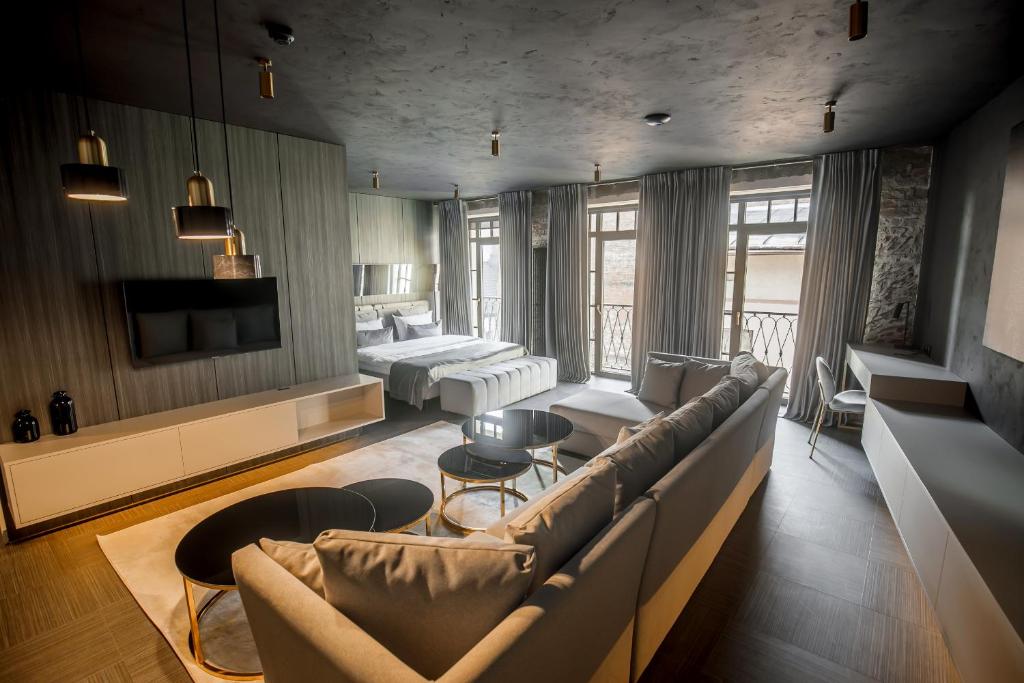 Victoria Deluxe Hotel - 