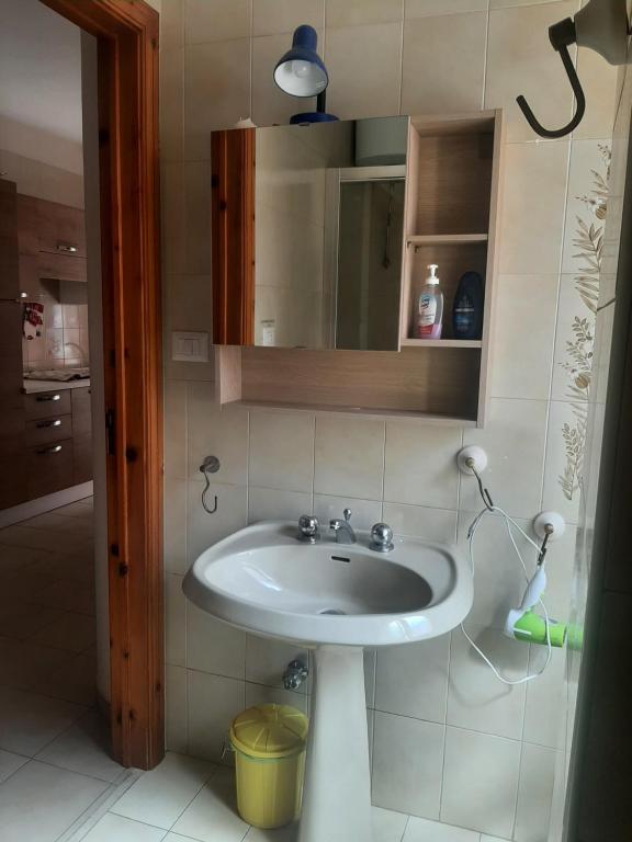 ein Bad mit einem Waschbecken und einem Spiegel in der Unterkunft Cerasella in Cetara