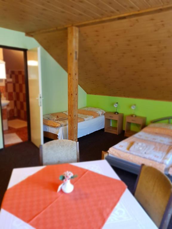 Postel nebo postele na pokoji v ubytování Guest House Pod Lesem Merklín