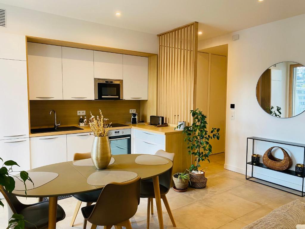 Kuchyňa alebo kuchynka v ubytovaní Appartement T3 Confluence