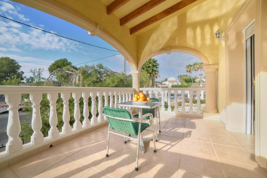 porche con mesa y sillas en el balcón en Villa Jesica - PlusHolidays, en Calpe