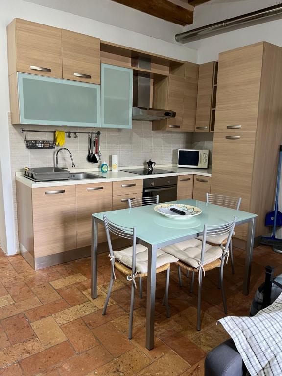 A kitchen or kitchenette at CASA DI SILVIA_MONOLOCALE
