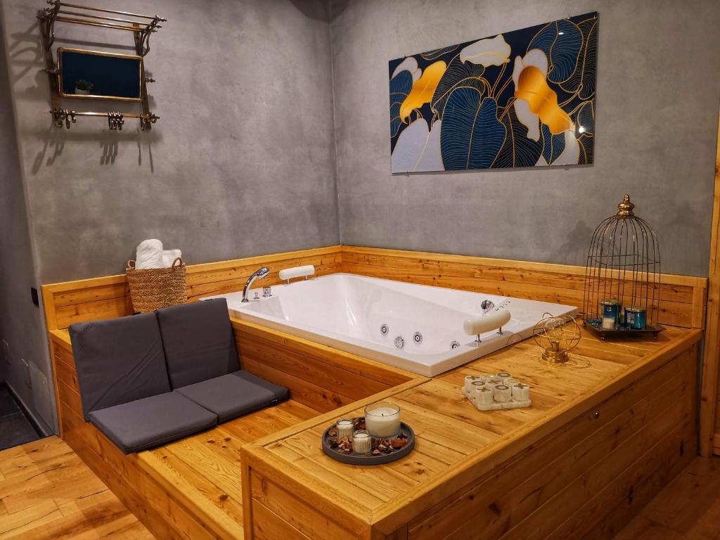 uma banheira com uma cadeira na casa de banho em Drì bed & breakfast em Rocca di Papa
