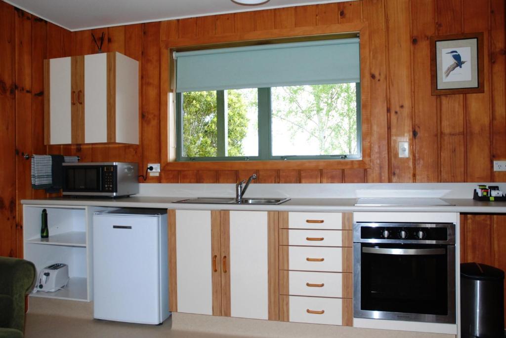 Kuchyň nebo kuchyňský kout v ubytování The Chalets Motel