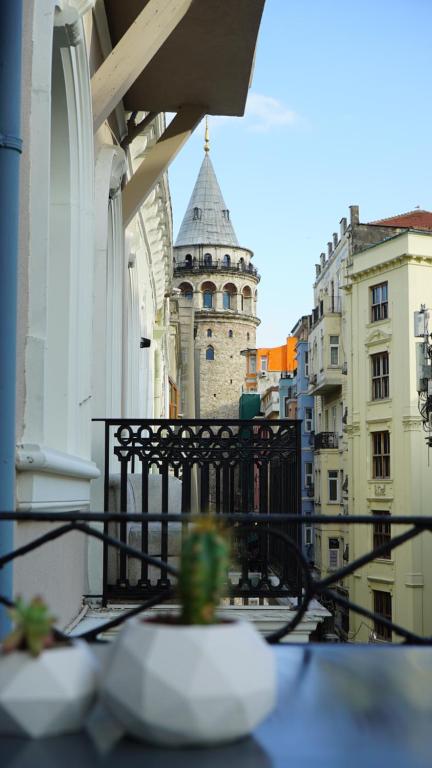 balkon z widokiem na budynek w obiekcie Galata Design Hotel w Stambule