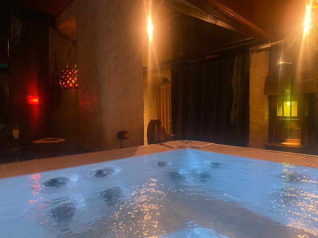 Bazén v ubytování HOTEL de la Truite & SPA Le petit Nautilus nebo v jeho okolí
