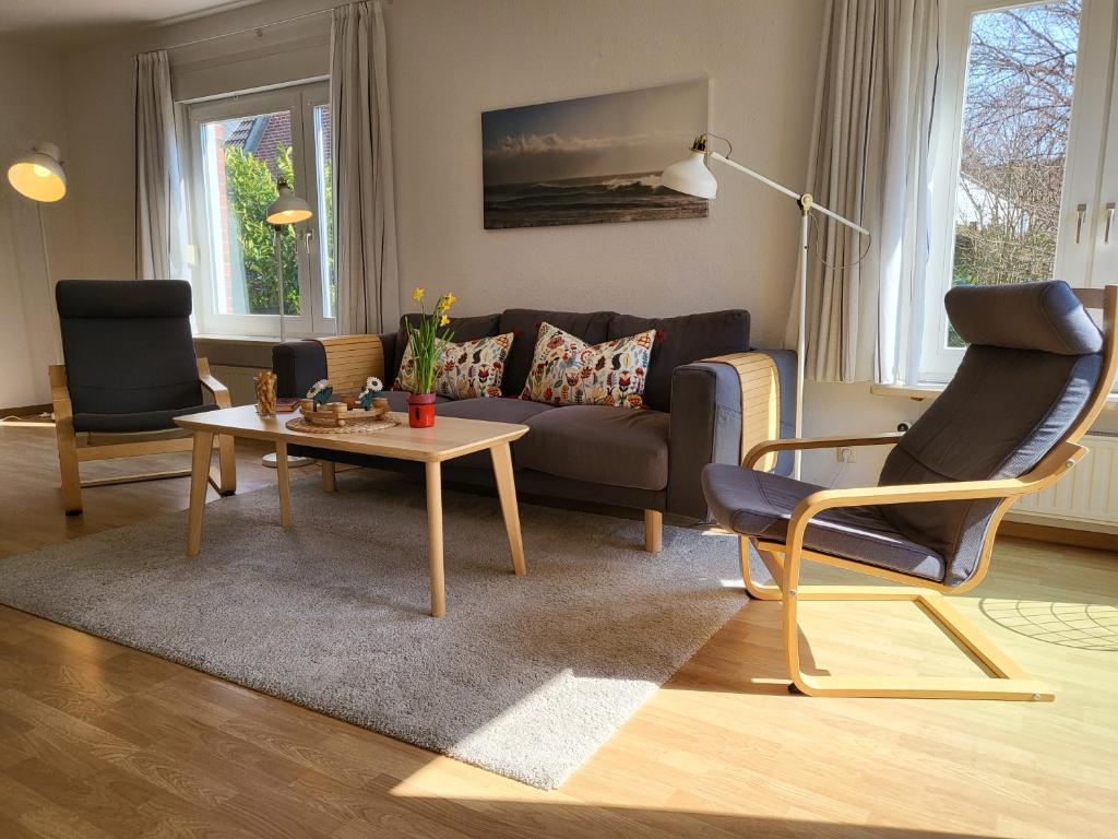 a living room with a couch and a table at Ferienhaus Op de Diek in Ording