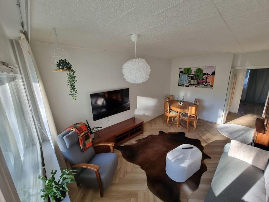 uma sala de estar com um sofá e uma mesa em Viihtyisä kaksio keskeisellä sijainnilla em Lappeenranta