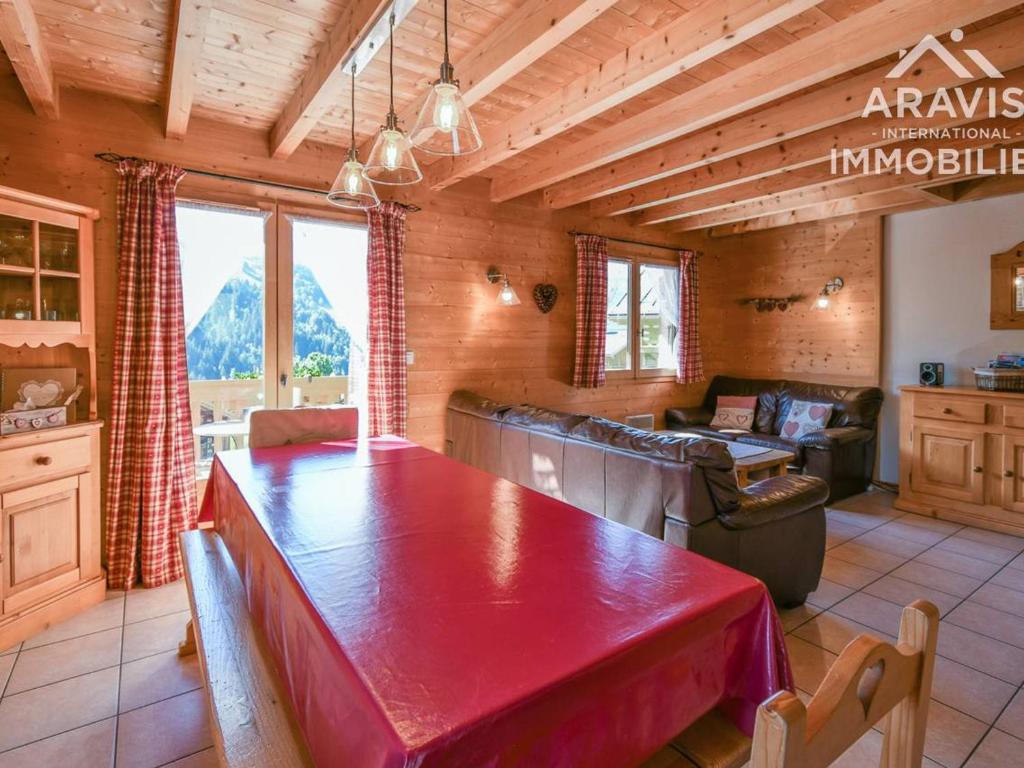 eine Küche und ein Wohnzimmer mit einem Tisch in einer Hütte in der Unterkunft Chalet Le Grand-Bornand, 5 pièces, 8 personnes - FR-1-391-45 in Le Grand-Bornand