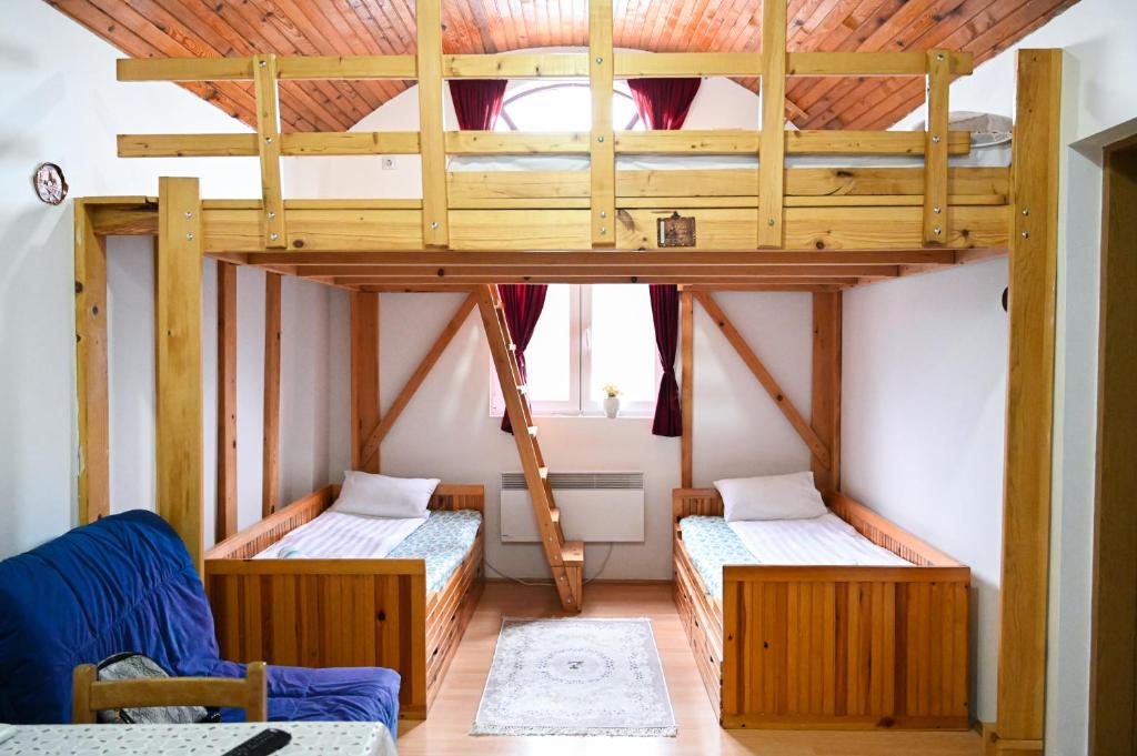 een slaapkamer met 2 stapelbedden in een kamer bij Tri bagrema KM in Mokra Gora