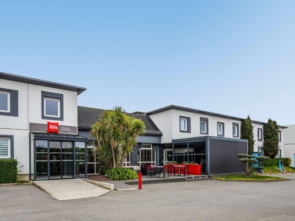 una tienda frente a un edificio con parque infantil en ibis Saint-Malo Madeleine, en Saint-Malo