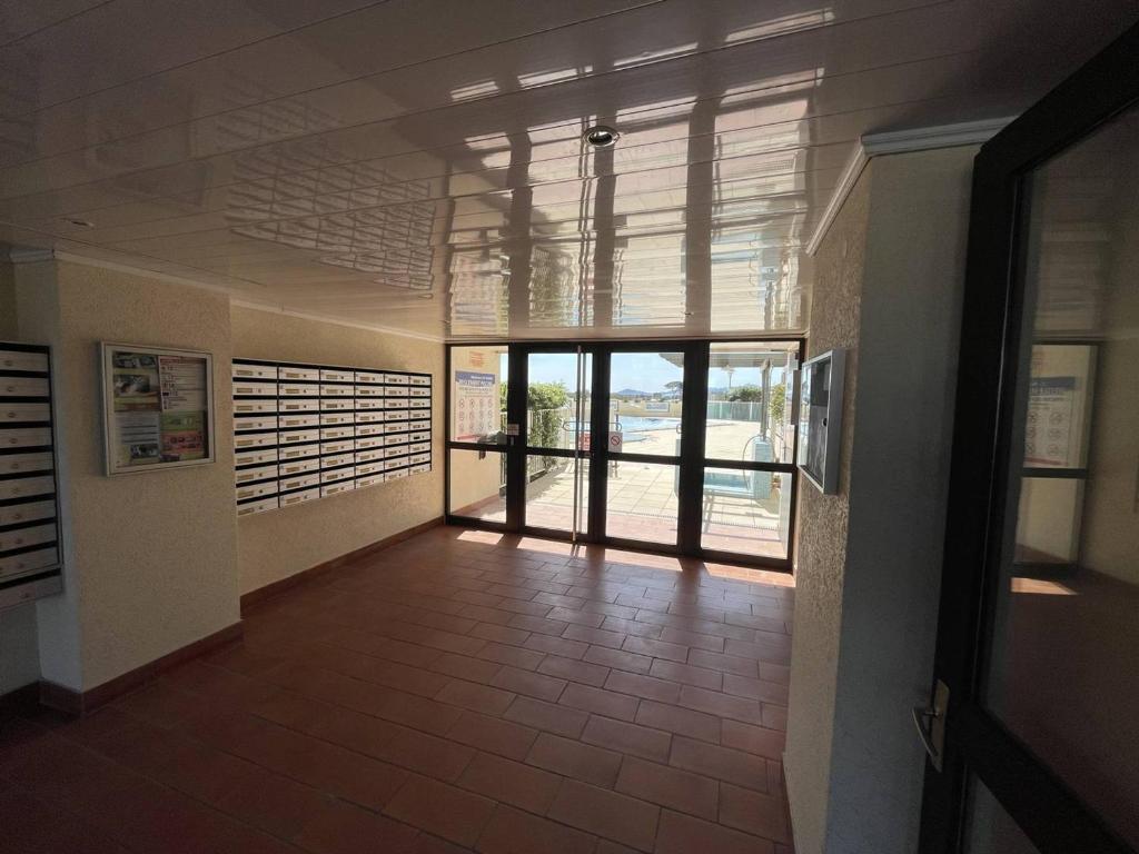 Fotografia z galérie ubytovania Studio cabine avec piscine à Saint-Cyprien, plage à 50m - FR-1-106-76 v destinácii Saint-Cyprien