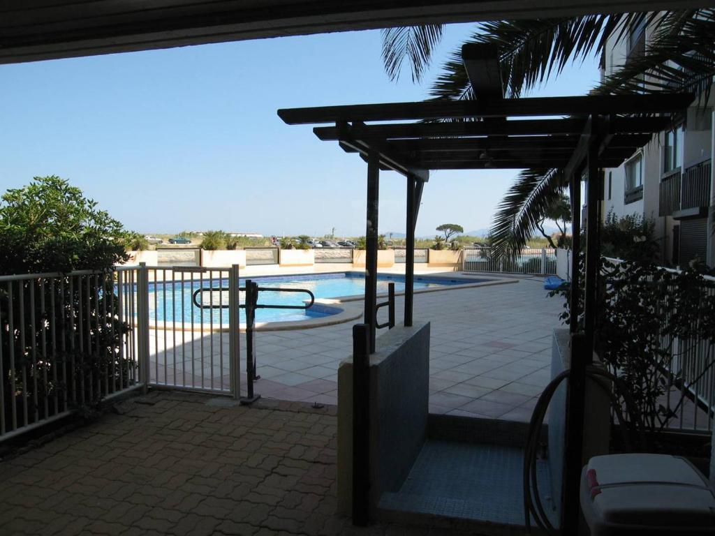 Bazén v ubytovaní Studio cabine avec piscine à Saint-Cyprien, plage à 50m - FR-1-106-76 alebo v jeho blízkosti