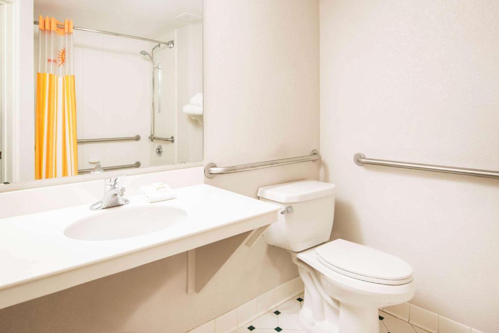 Ванная комната в La Quinta by Wyndham Colorado Springs South Airport