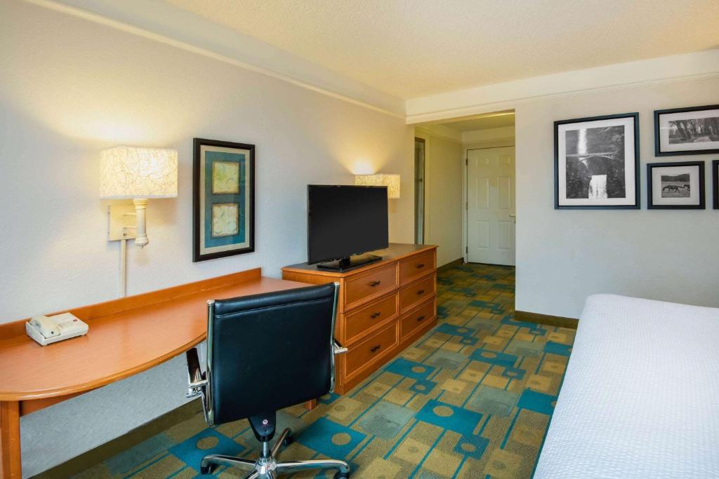 Телевизор и/или развлекательный центр в La Quinta by Wyndham Colorado Springs South Airport