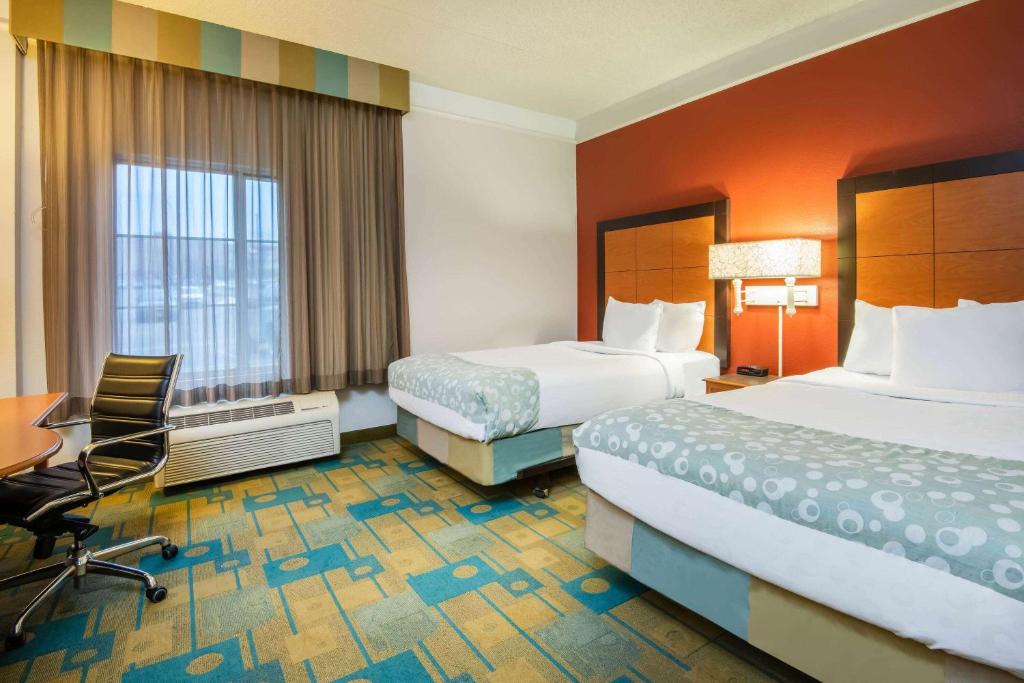 Кровать или кровати в номере La Quinta by Wyndham Colorado Springs South Airport