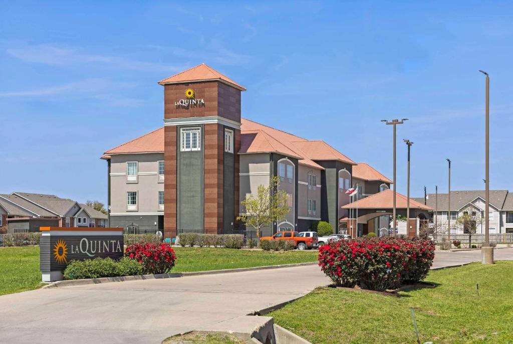 um edifício com uma torre de relógio no meio de uma rua em La Quinta by Wyndham Hillsboro em Hillsboro