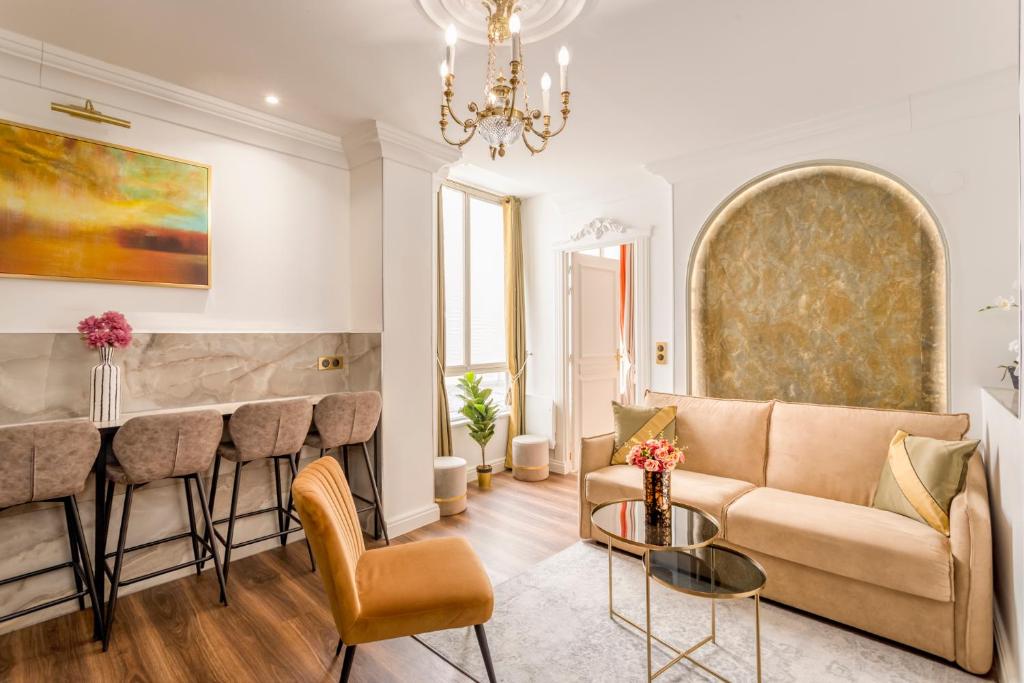 ein Wohnzimmer mit einem Sofa und einer Bar in der Unterkunft Luxury 2 bedrooms Apartment - Louvre Museum in Paris