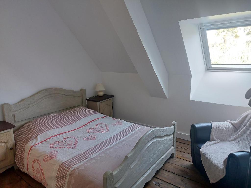 sypialnia z łóżkiem, oknem i krzesłem w obiekcie Les gîtes de Denise, proche Saint-Malo au calme w mieście Bonnemain