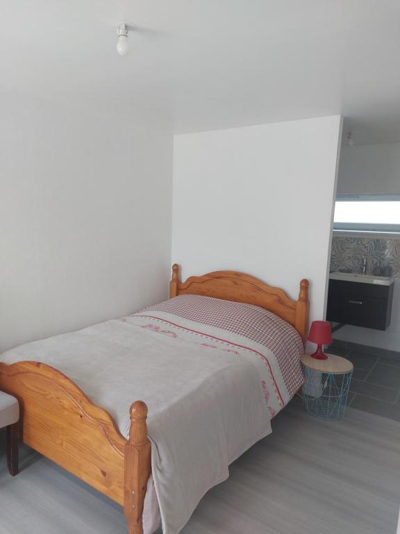 Łóżko lub łóżka w pokoju w obiekcie Les gîtes de Denise, proche Saint-Malo au calme
