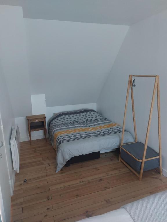 Łóżko lub łóżka w pokoju w obiekcie Les gîtes de Denise, proche Saint-Malo au calme