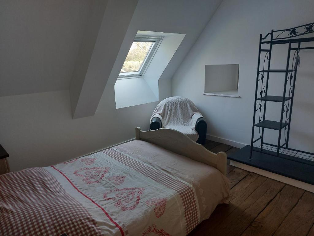 um quarto com uma cama, uma escada e uma janela em Les gîtes de Denise, proche Saint-Malo au calme em Bonnemain