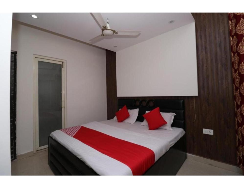 Krevet ili kreveti u jedinici u okviru objekta Hotel Royal Palace Jammu