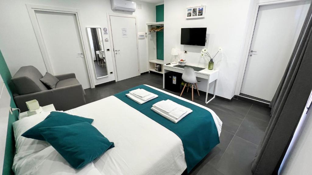 sypialnia z dużym łóżkiem, biurkiem i krzesłem w obiekcie Soave Rooms w mieście Neapol