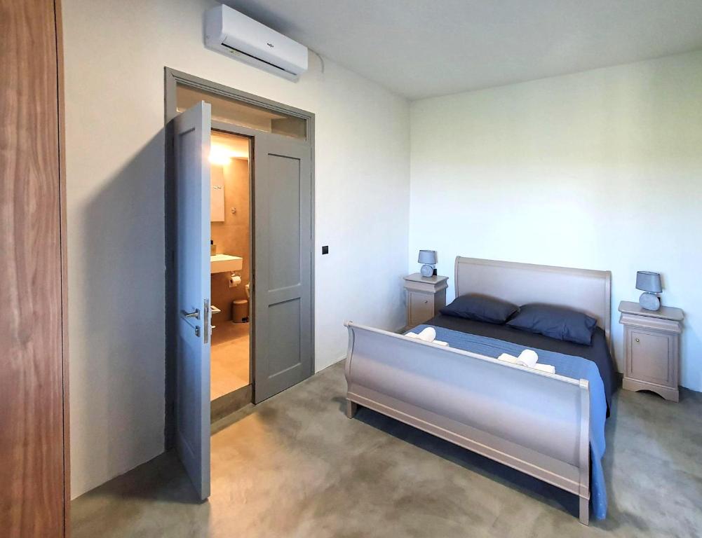 Łóżko lub łóżka w pokoju w obiekcie Remvi Suite in Chania