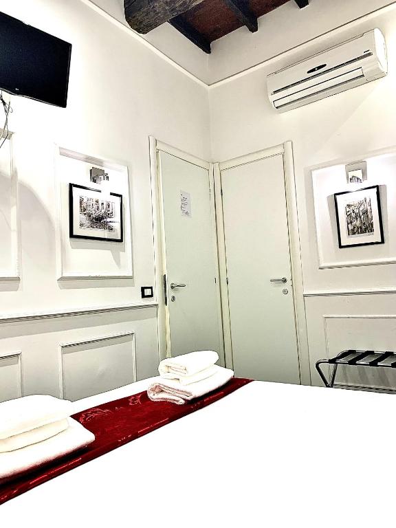 A bed or beds in a room at L'antica Locanda Dell'Orso