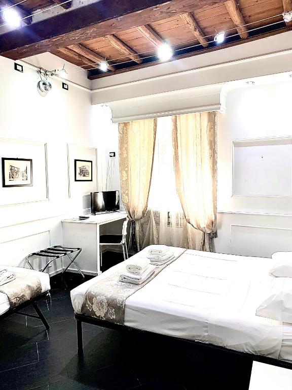 A bed or beds in a room at L'antica Locanda Dell'Orso