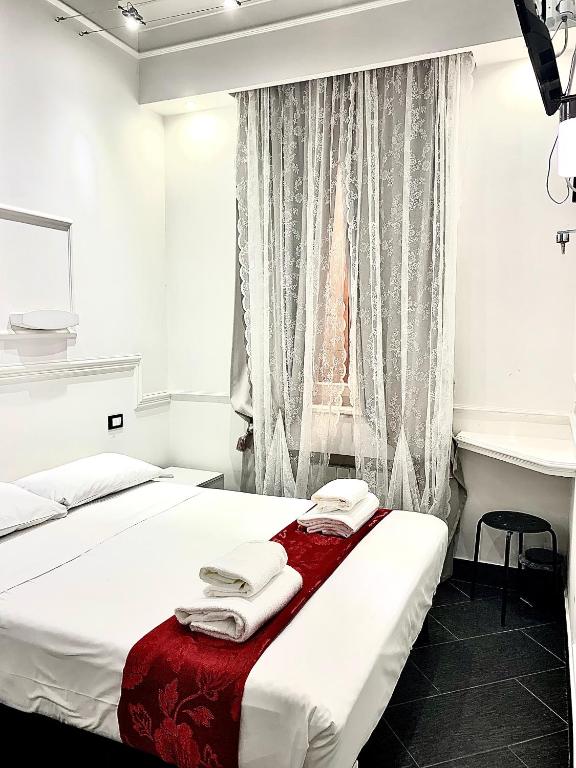 A bed or beds in a room at L'antica Locanda Dell'Orso
