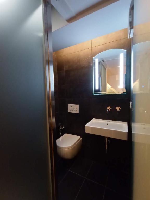 A bathroom at Tolli Colosseo Apartment