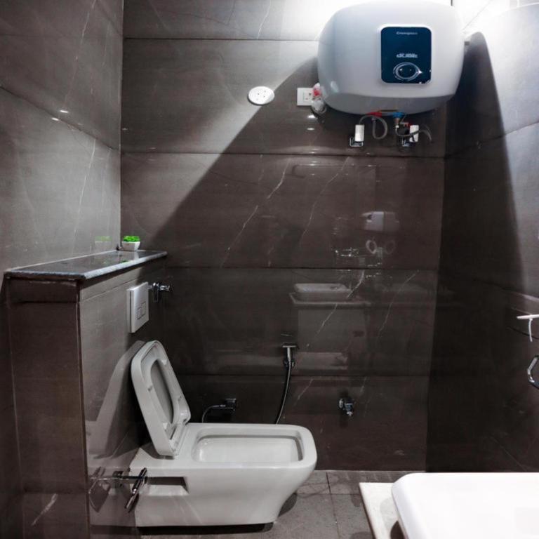 Koupelna v ubytování Hotel Joylife- Chottu Ram Chowk Rohtak Haryana