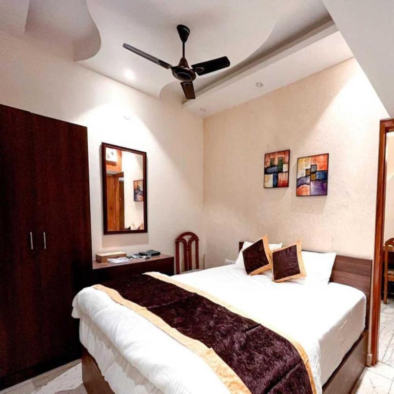 Postel nebo postele na pokoji v ubytování Hotel Joylife- Chottu Ram Chowk Rohtak Haryana