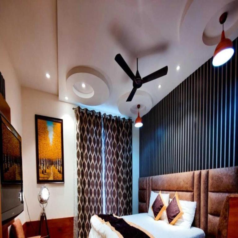 Postel nebo postele na pokoji v ubytování Hotel Joylife- Chottu Ram Chowk Rohtak Haryana