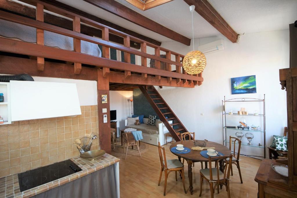 cocina y sala de estar con escalera de caracol en Appartement le Mehari en Cassis