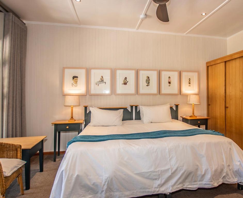 Una cama o camas en una habitación de Graskop Hotel