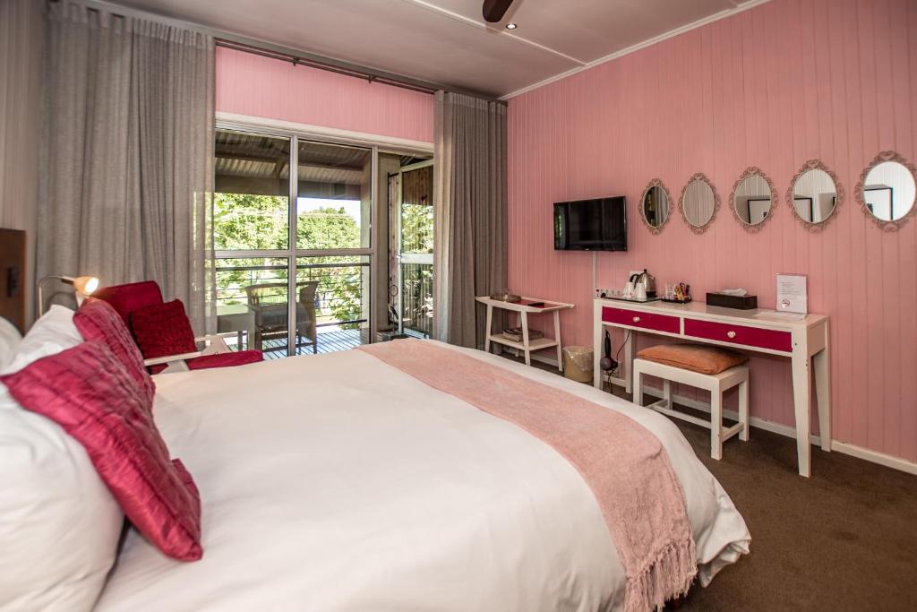 Una cama o camas en una habitación de Graskop Hotel