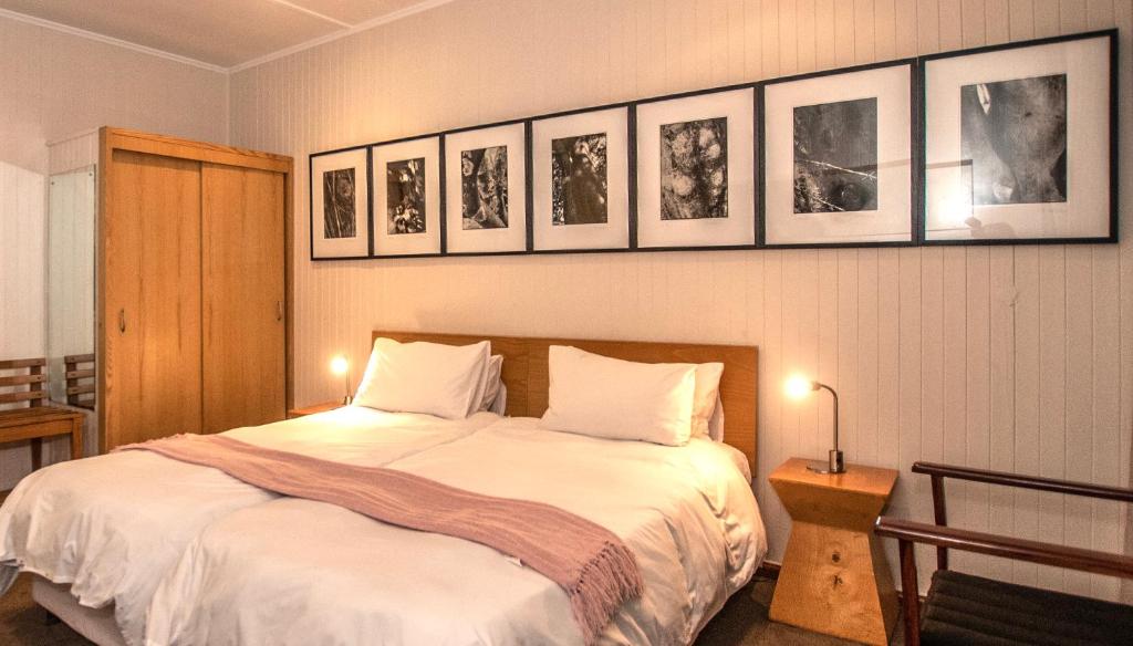Una cama o camas en una habitación de Graskop Hotel
