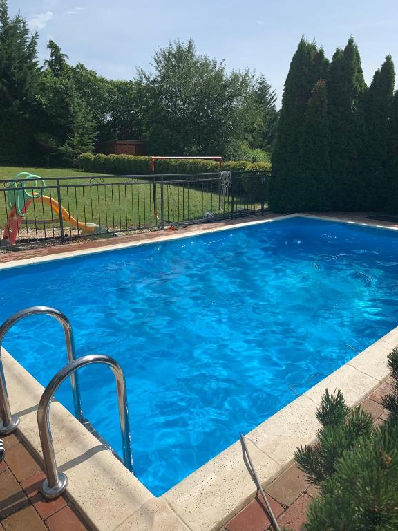 Swimmingpoolen hos eller tæt på M&D Wellness