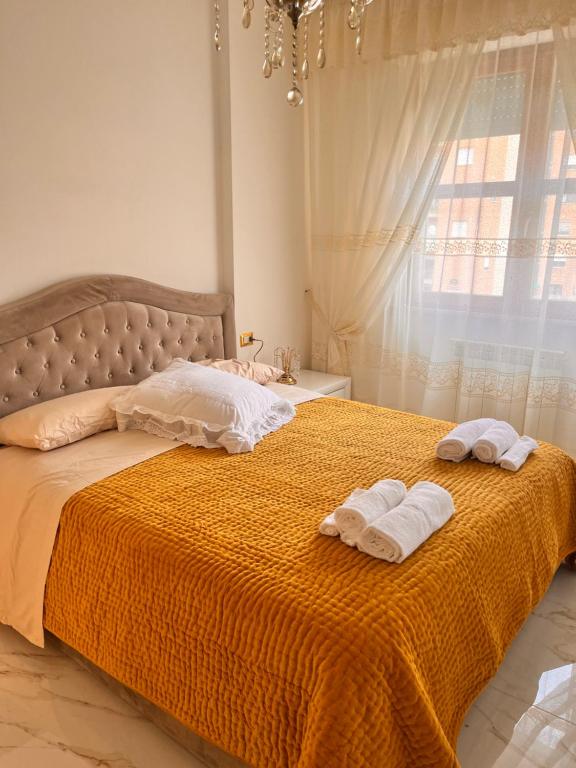 een slaapkamer met 2 handdoeken op een bed bij Casa comfort zone in Perugia