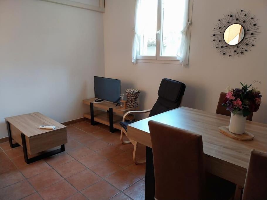 西让centre historique et proche mer的带桌子和电视的客厅