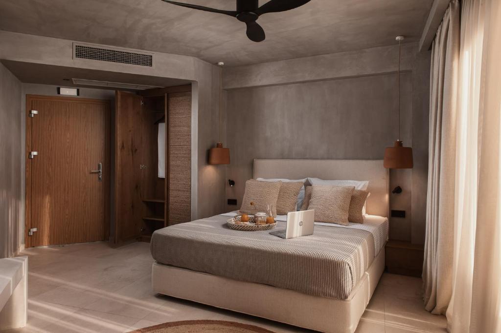 - une chambre avec un lit et un ventilateur de plafond dans l'établissement Myra Hotel, à Kavala